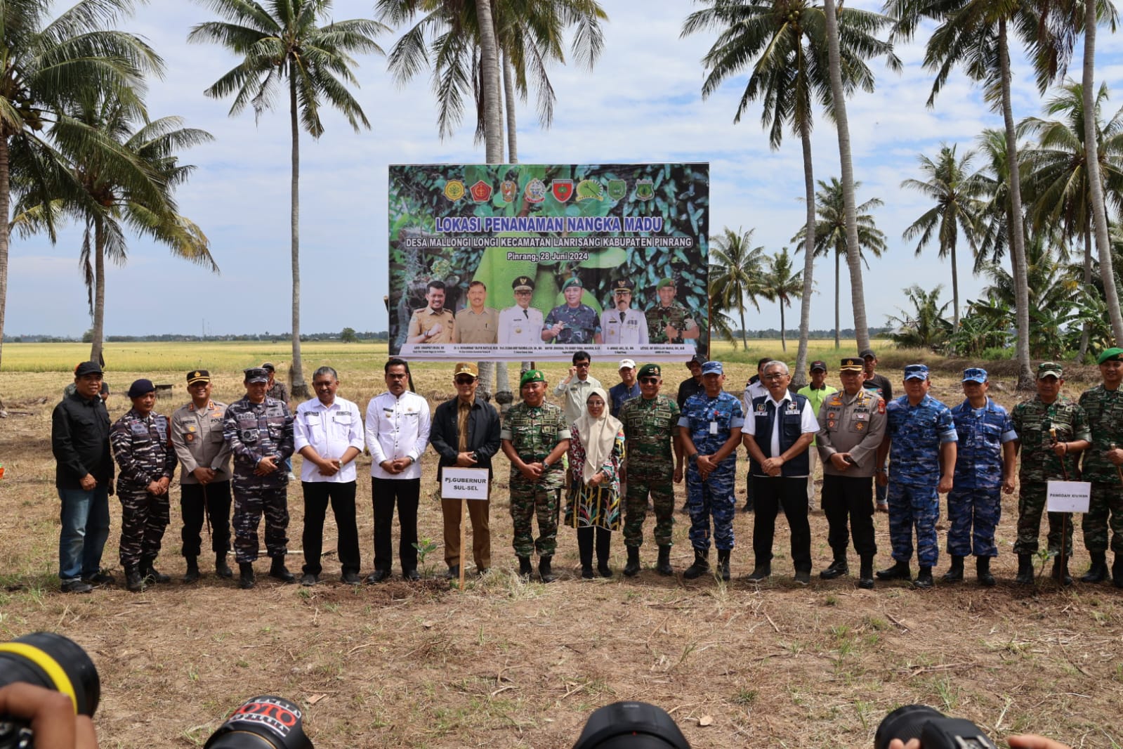 Pj Bupati Ahmadi Akil Dampingi Pj Gubernur Prof Zudan saat Kunker di Pinrang