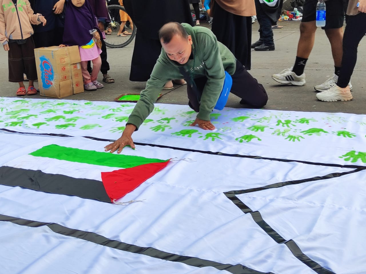 Relawan Makassar Peduli Gelar Aksi Bela Palestina di Kawasan CFD, Berhasil Kumpulkan Donasi Jutaan Rupiah