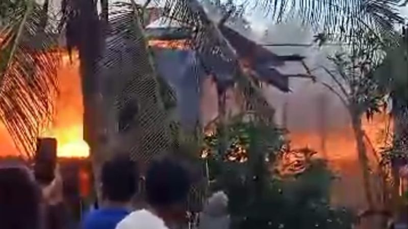 Dua Rumah Panggung di Pemukiman Padat Penduduk di Kabupaten Pinrang Ludes Terbakar