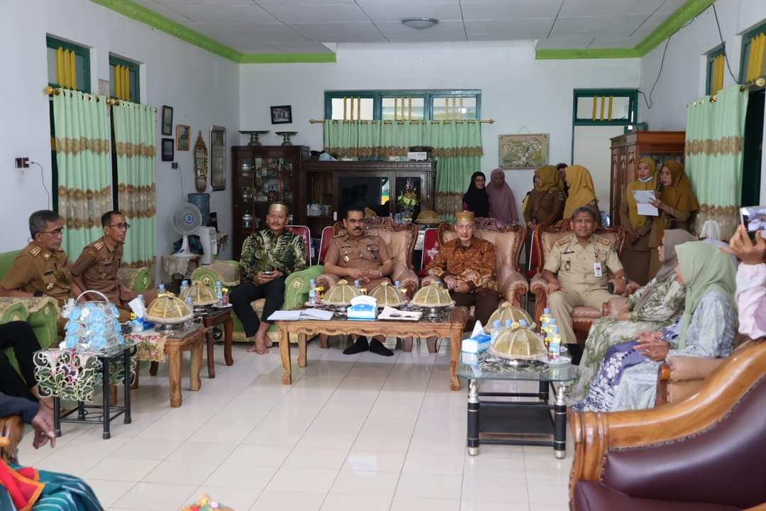 Pj Bupati Ahmadi Akil Silaturahmi dengan Addatuang Sawitto di Saoraja