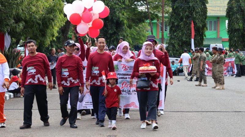 Pj Bupati Pinrang Saksikan Defile Lomba HUT RI ke 79