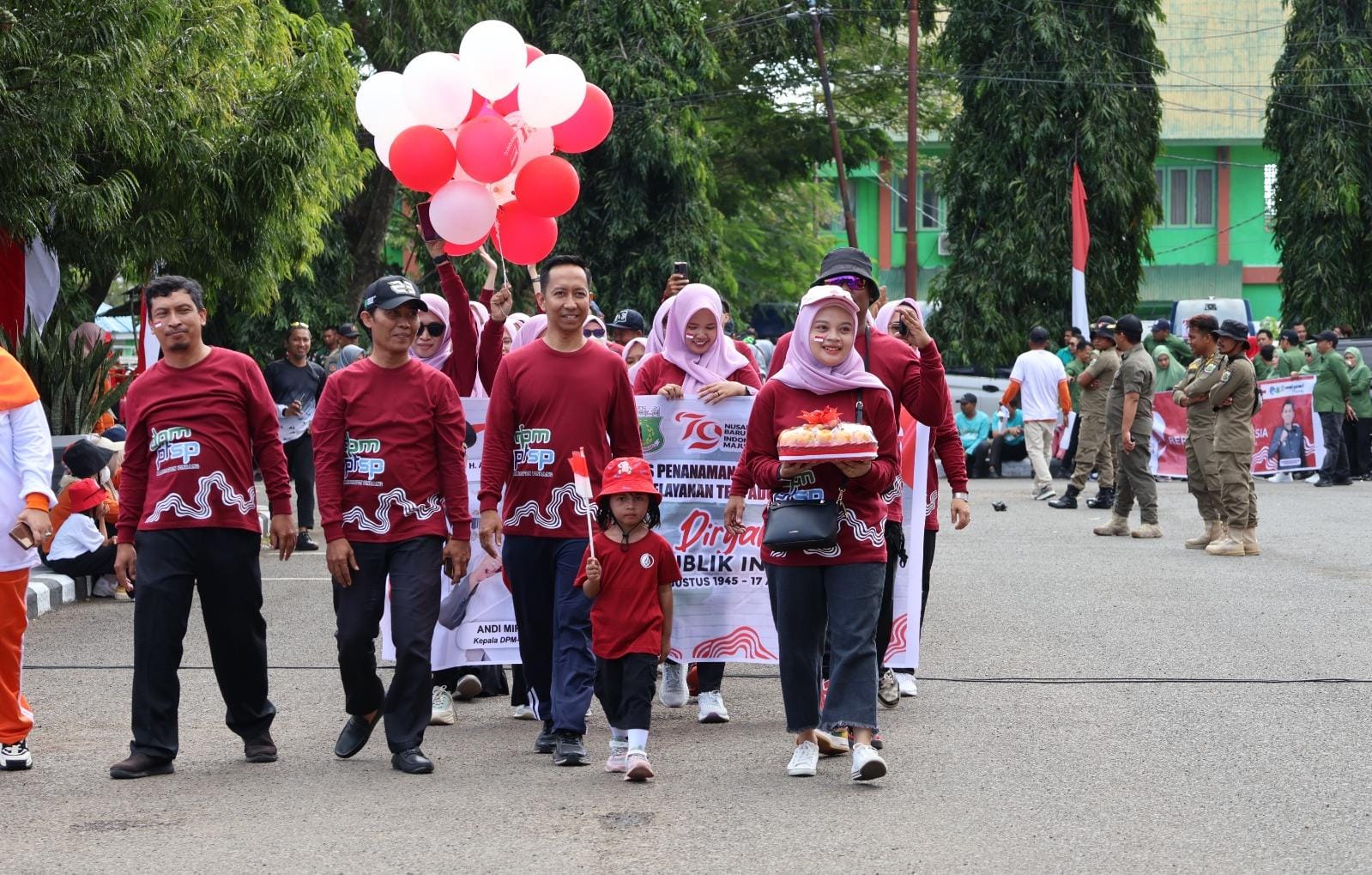 Pj Bupati Pinrang Saksikan Defile Lomba HUT RI ke 79
