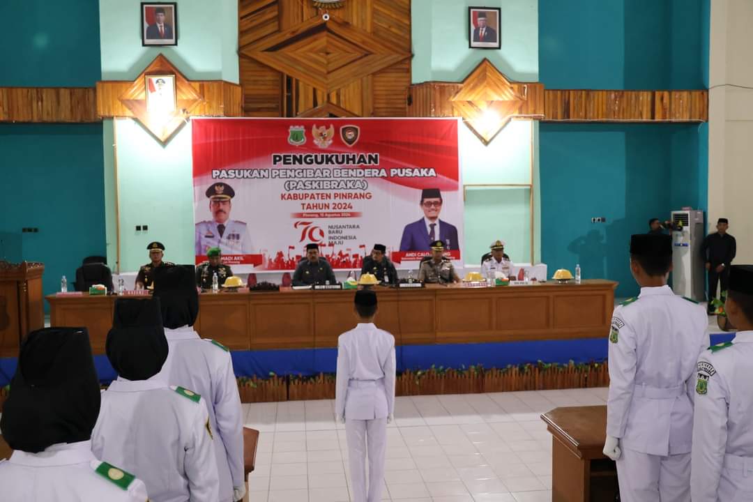 Pj Bupati Ahmadi Akil Kukuhkan Paskibraka Pinrang
