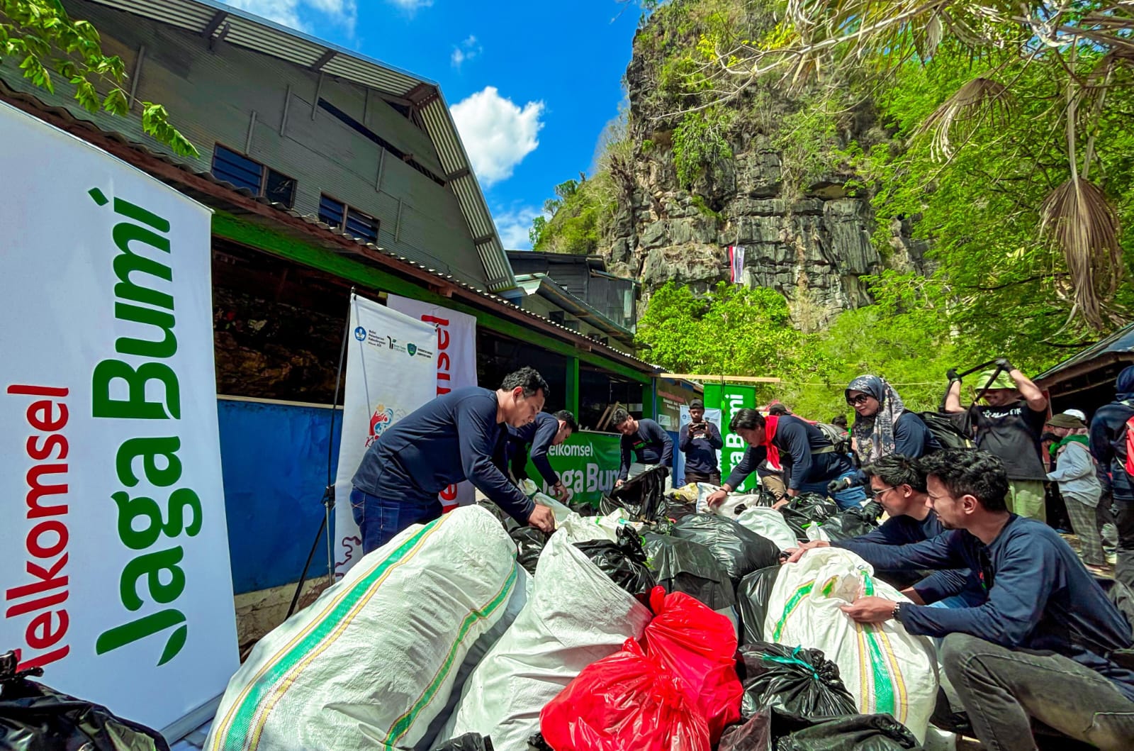 Libatkan Masyarakat, Komunitas dan Relawan TERRA, Telkomsel Jaga Bumi Ciptakan Jejak Kebaikan di Kawasan Geopark Rammang-Rammang Maros