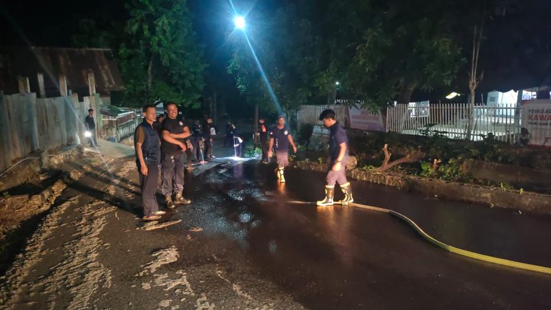 Bisa Bahayakan Pengendara, Damkar Parepare dan Brimob Bersihkan Tumpahan Oli