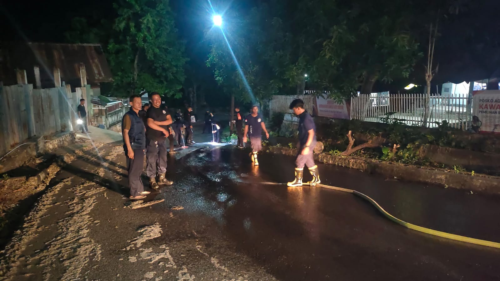 Bisa Bahayakan Pengendara, Damkar Parepare dan Brimob Bersihkan Tumpahan Oli