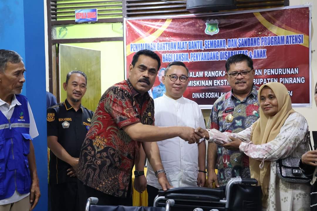 Pj Bupati Ahmadi Akil Serahkan Bantuan Program Atensi ke Lansia dan Disabilitas
