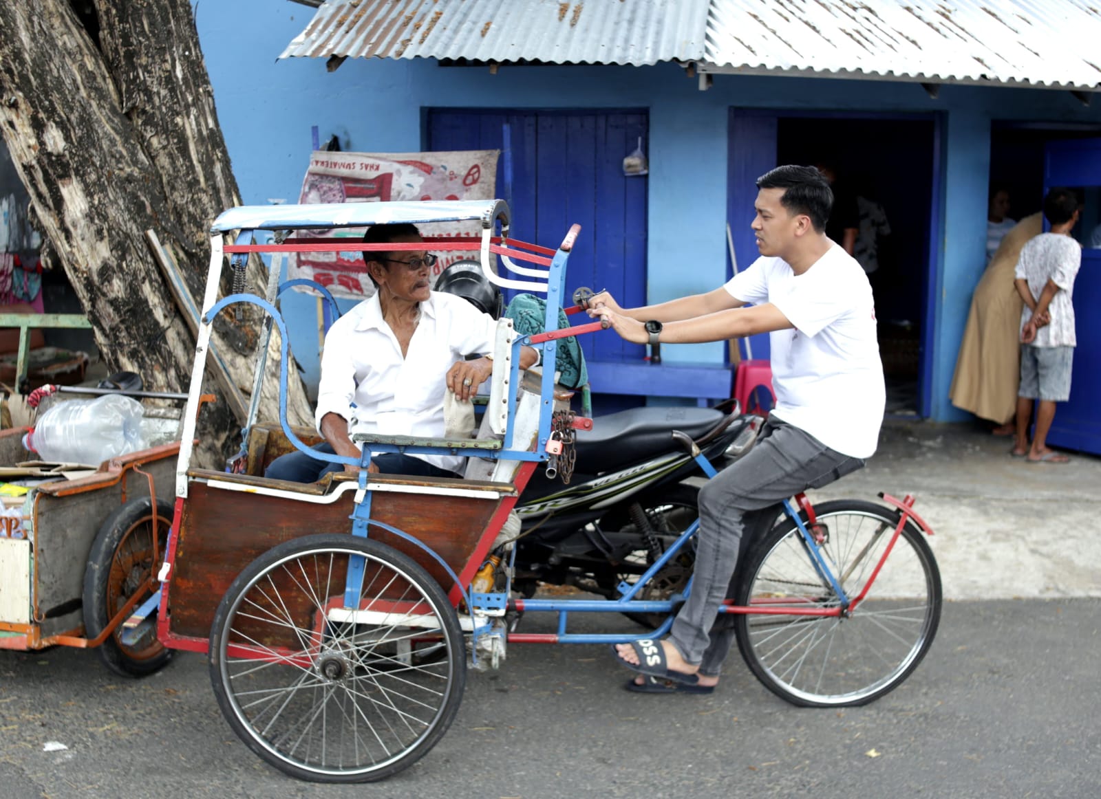 ANH Silaturahmi dengan Tukang Becak Lansia Sebelum Salat Jumat