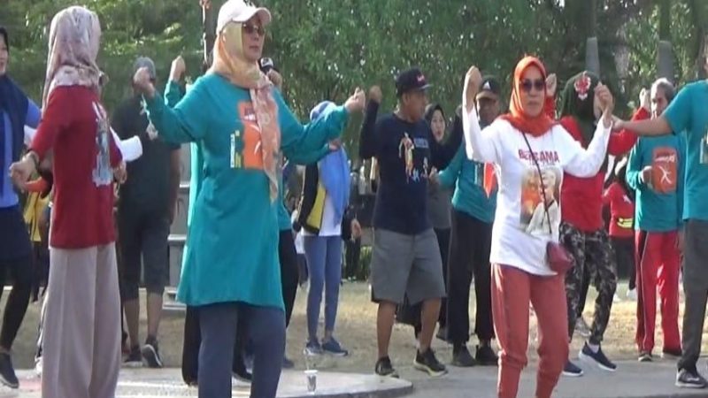 Siapkan Stamina untuk Suami, Andi Sri Senam bersama Ratusan Warga
