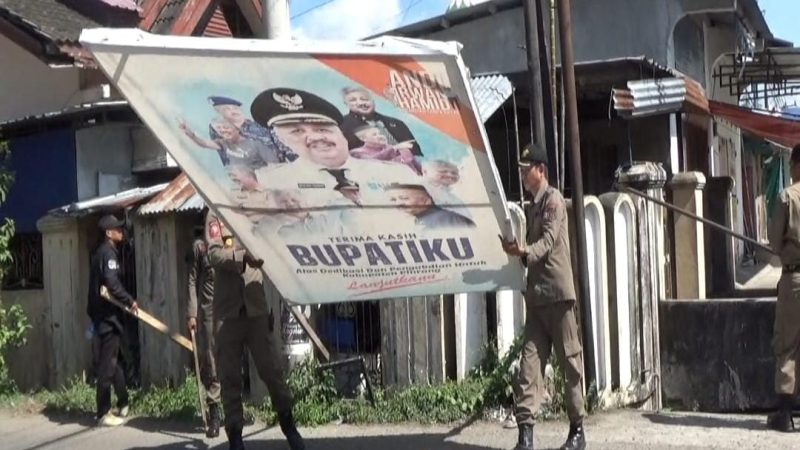Satpol PP Pinrang Tertibkan Sejumlah APK Paslon Bupati dan Gubernur