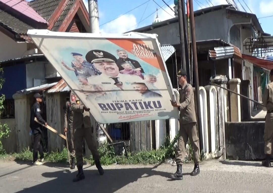 Satpol PP Pinrang Tertibkan Sejumlah APK Paslon Bupati dan Gubernur