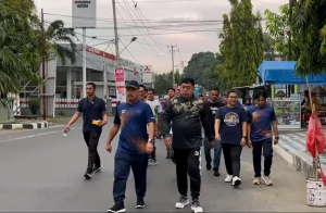 Pj Walikota Parepare .Dr.Abdul Hayat Gani, M.Si, Kepala Kanwil DJPb Sulsel Supendi, bersama Kemenkeu satu Parepare Jalan santai peringati HORI 78