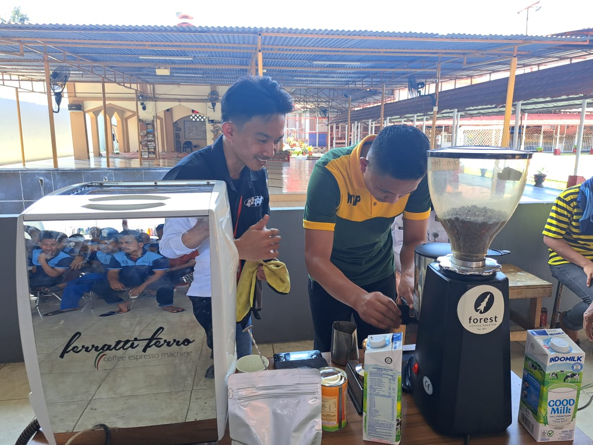 Datangkan Ahlinya, Warga Binaan Rutan Pinrang Dilatih Meracik Kopi Pakai Mesin