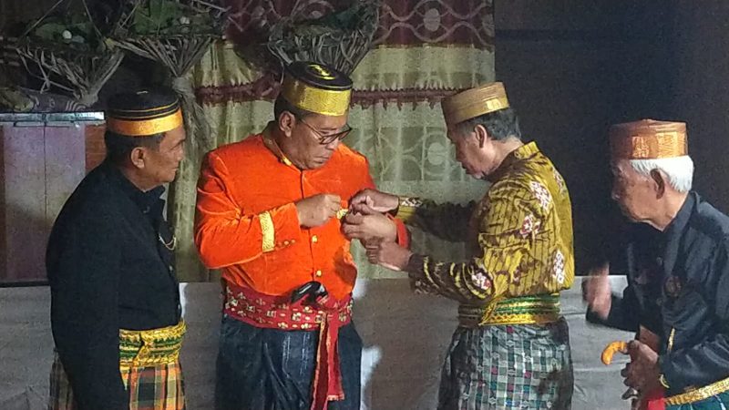 Cagub 01 Dianugerahi Keris Pusaka dan Pin Kerajaan Sawitto