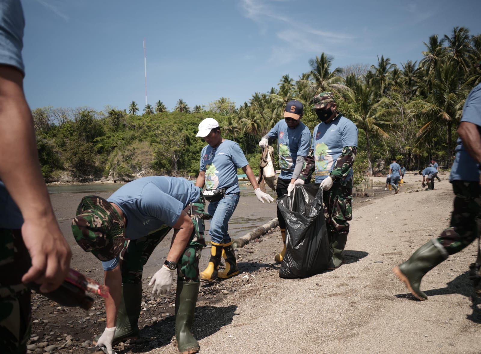 Hari Menanam Pohon, Pertamina Sulawesi Tanam Mangrove dan Coastal Cleanup