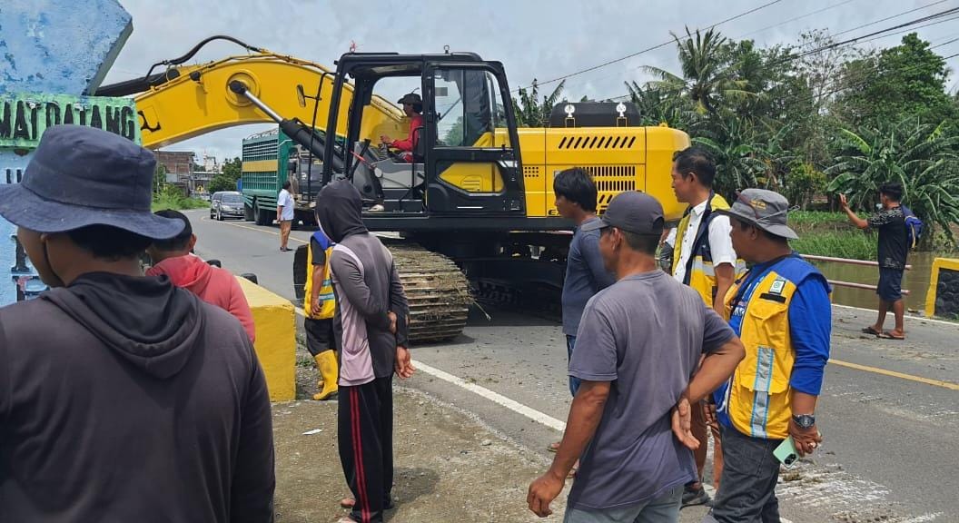 Tangani Banjir di Dua Dusun, Dinas PSDA dan BPBD Pinrang Keruk Sungai Massila