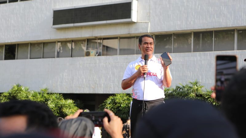 Mentan Amran Bagikan Sajadah dan Tikus ke Staf pada Peringatan Hari Antikorupsi