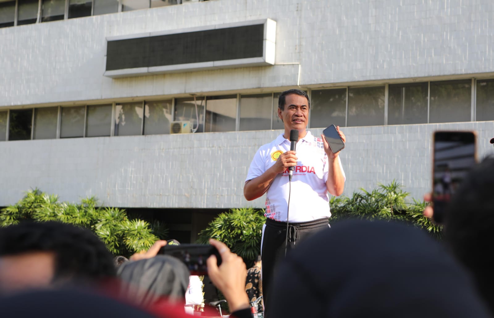 Mentan Amran Bagikan Sajadah dan Tikus ke Staf pada Peringatan Hari Antikorupsi