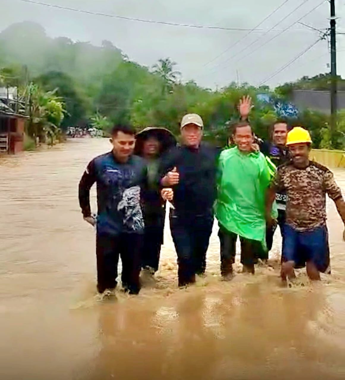 Cuaca Ekstrem, Mentan Terobos Banjir dan Longsor setelah Pantau Langsung Kondisi Pertanian pada Musim Hujan di Bone