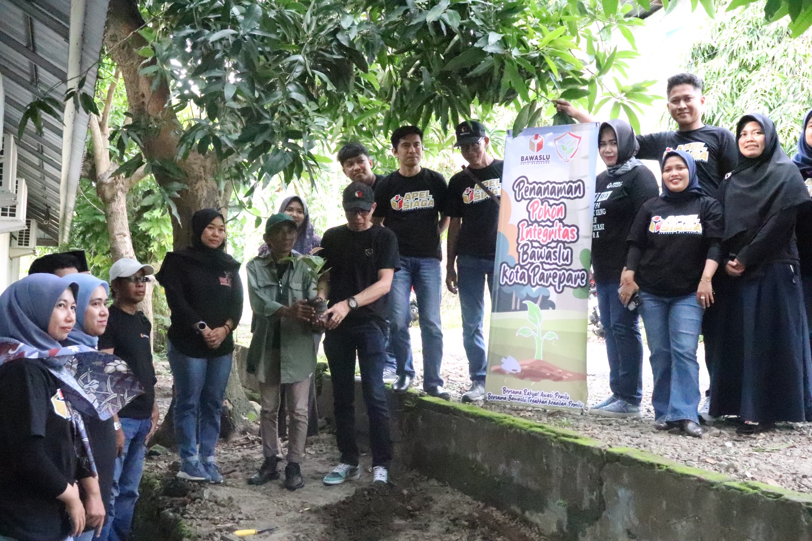 Bawaslu Parepare Tanam Pohon Manggis, Simbol Integritas dan Komitmen Demokrasi