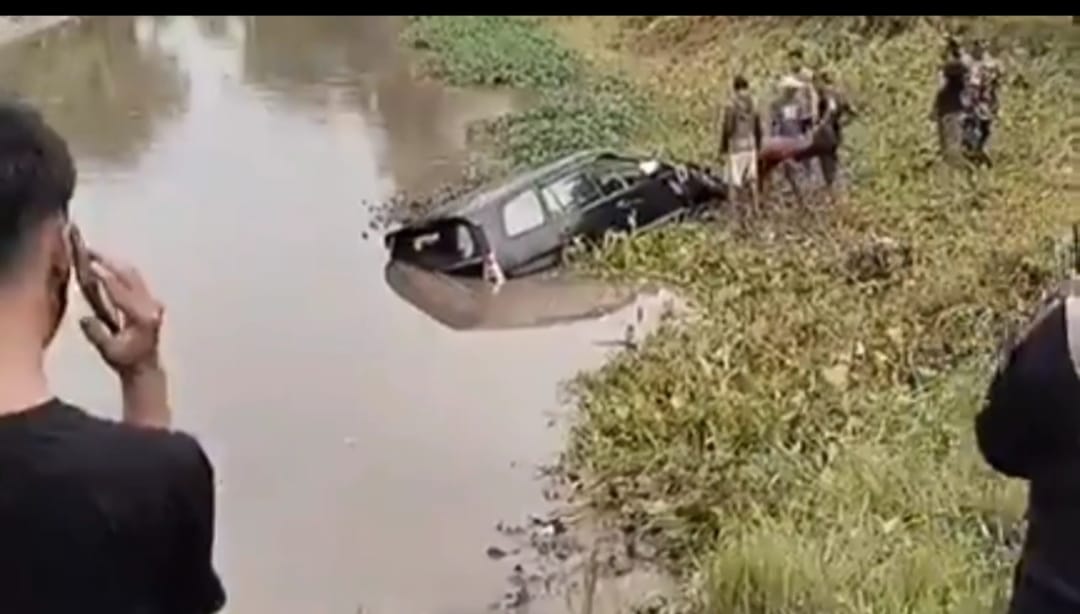 Minibus Terjun ke Sungai Sulili Pinrang