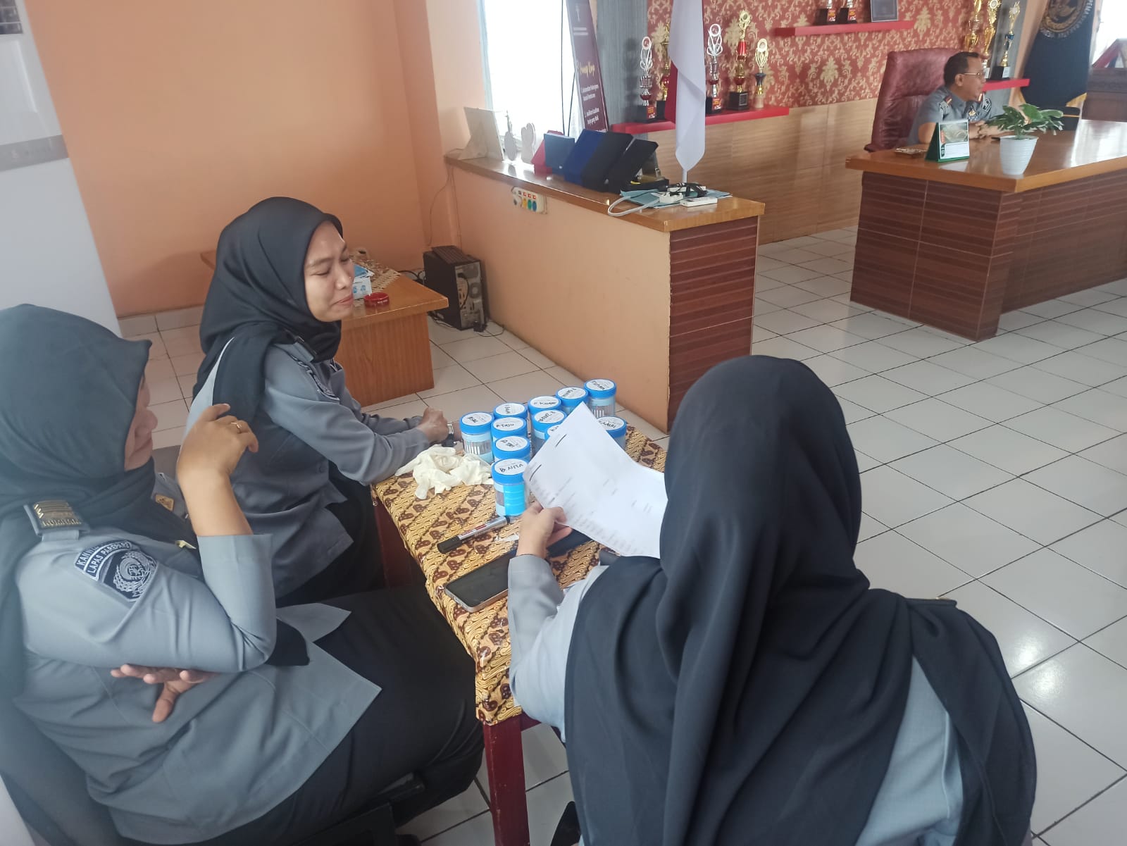 Komitmen Zero Penyalahgunaan Napza, Kalapas Parepare Lakukan Tes Urine Kepada Petugas