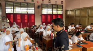 Salah satu Tim DEC memberikan panduan pelaksanaan Tryout di salah satu kelas, SMA 12 Makassar (5/2/25)