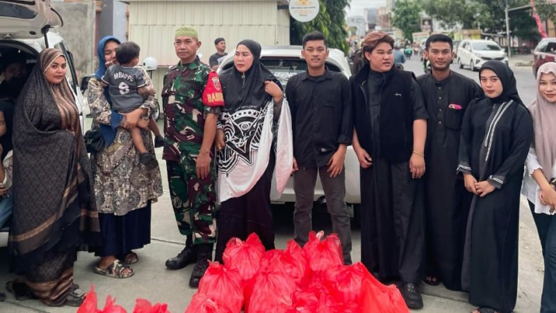 Babinsa Maccorawalie Kodim Pinrang bareng Keluarga Berbagi Takjil