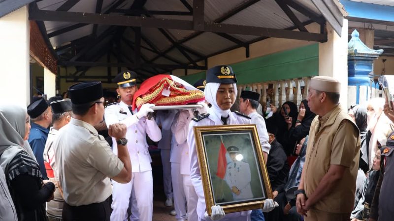 Camat Tiroang Meninggal, Bupati Pinrang Pimpin Upacara Pelepasan Jenazah