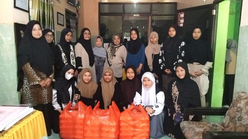 PMR SMKN 3 Parepare Berbagi Takjil di Panti Asuhan dan Taman Mattirotasi