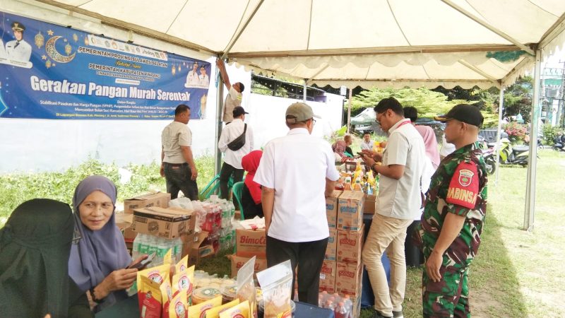 Babinsa Maccorawalie Pantau Gerakan Pangan Murah