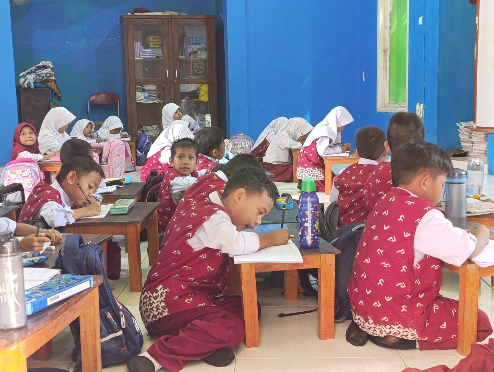 Kelas 1 dan 2 Siswa SDN 85 Parepare Belajar di Musala-Perpustakaan