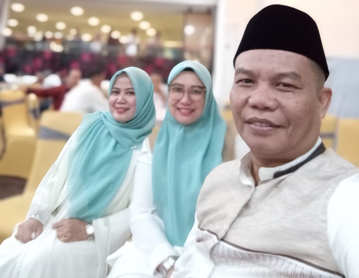 Amran Zulkifli, bersama alumni FTI Angkatan 94 Nurmala Arfah dan Ihda disela-sela acara HBH kamis (9/4) lalu.
