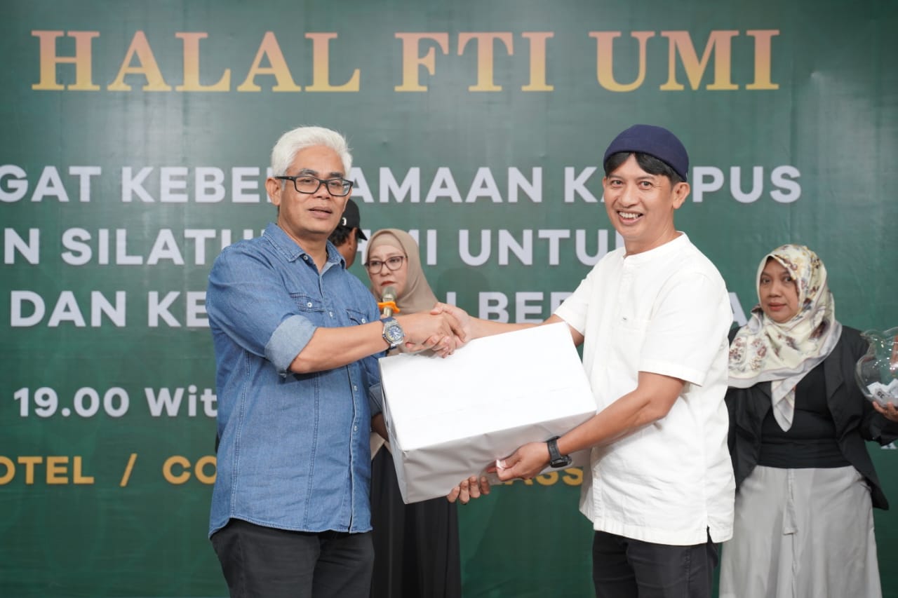 Amran Wahid menyerahkan doorprice bagi peserta beruntung 
