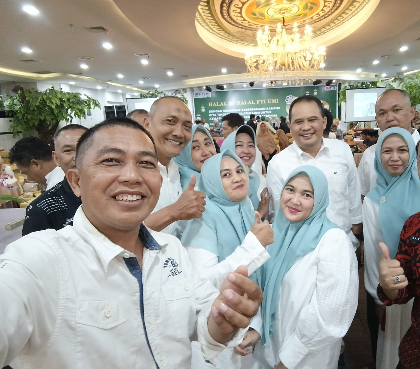 Wakil Bupati Maros H. Andi Moetazim Mansyur,ST,. M.T Alumni FTI 93 turut hadir dan berkesempatan foto bersama.