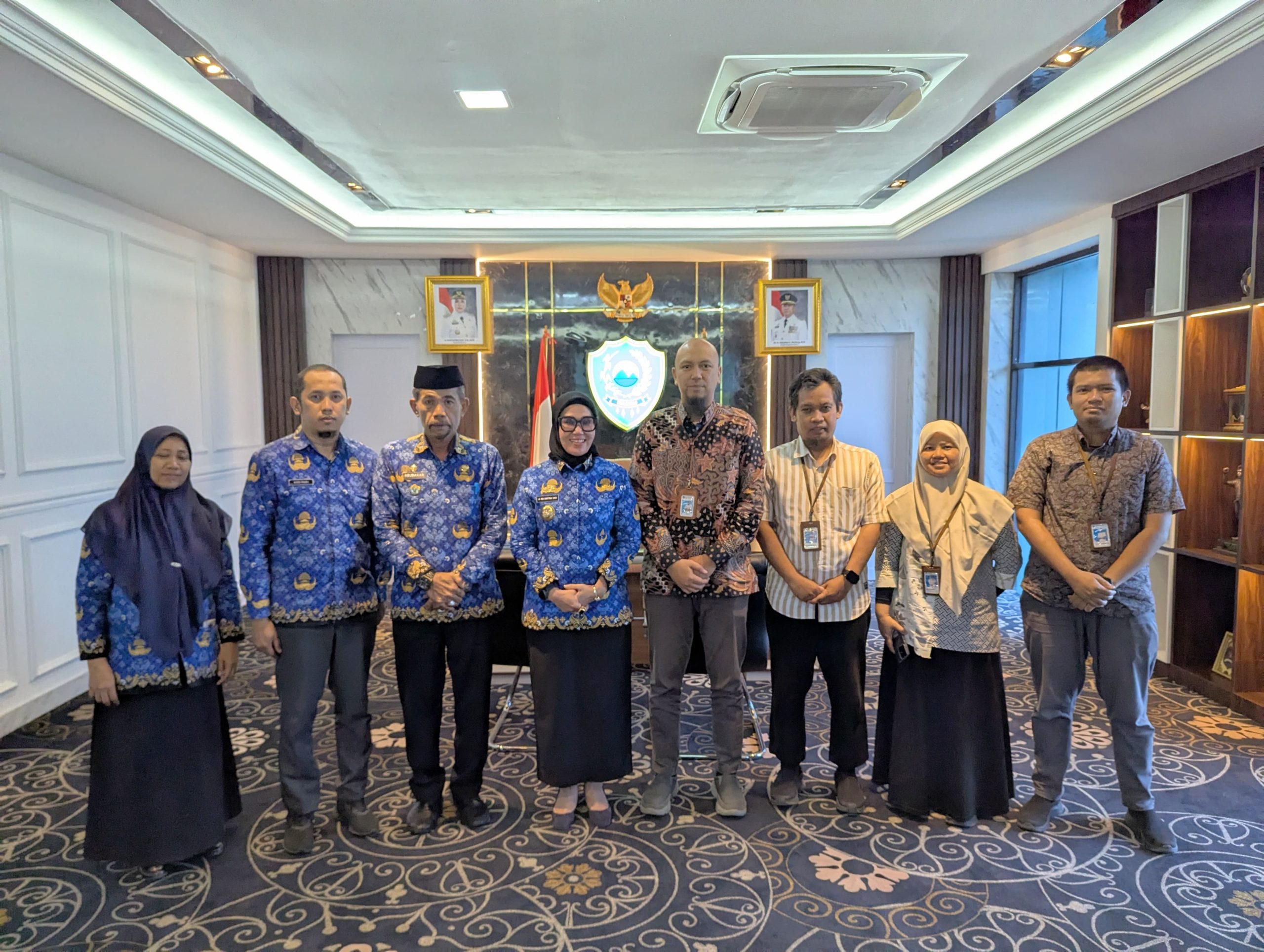 Bupati Barru Andi Ina Kartika Sari bersama kepala KPPN Parepare, Ferryal Resque, Pj Sekda Abu Bakar dan jajaran, Kamis (17/4) di MPP lantai 5 Kantor Bupati Barru
