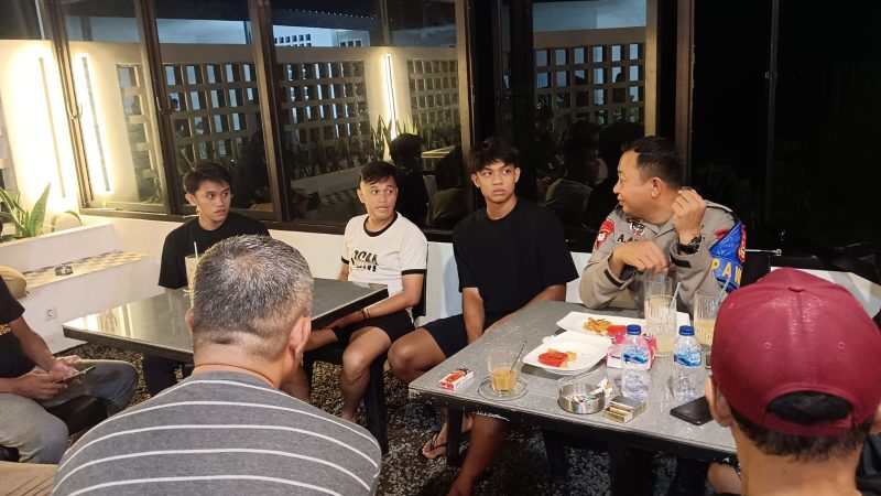 Pemain Malut Ahmad Wadil Ngopi bareng Ketua Askot PSSI Parepare