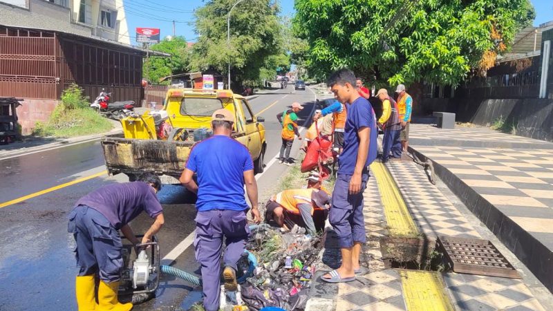 Damkar Parepare dan Balai Jalan Nasional Kolaborasi Keruk Sedimen di Titik Rawan Banjir