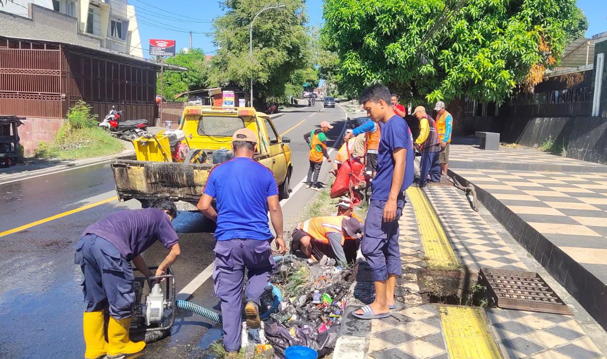 Damkar Parepare dan Balai Jalan Nasional Kolaborasi Keruk Sedimen di Titik Rawan Banjir