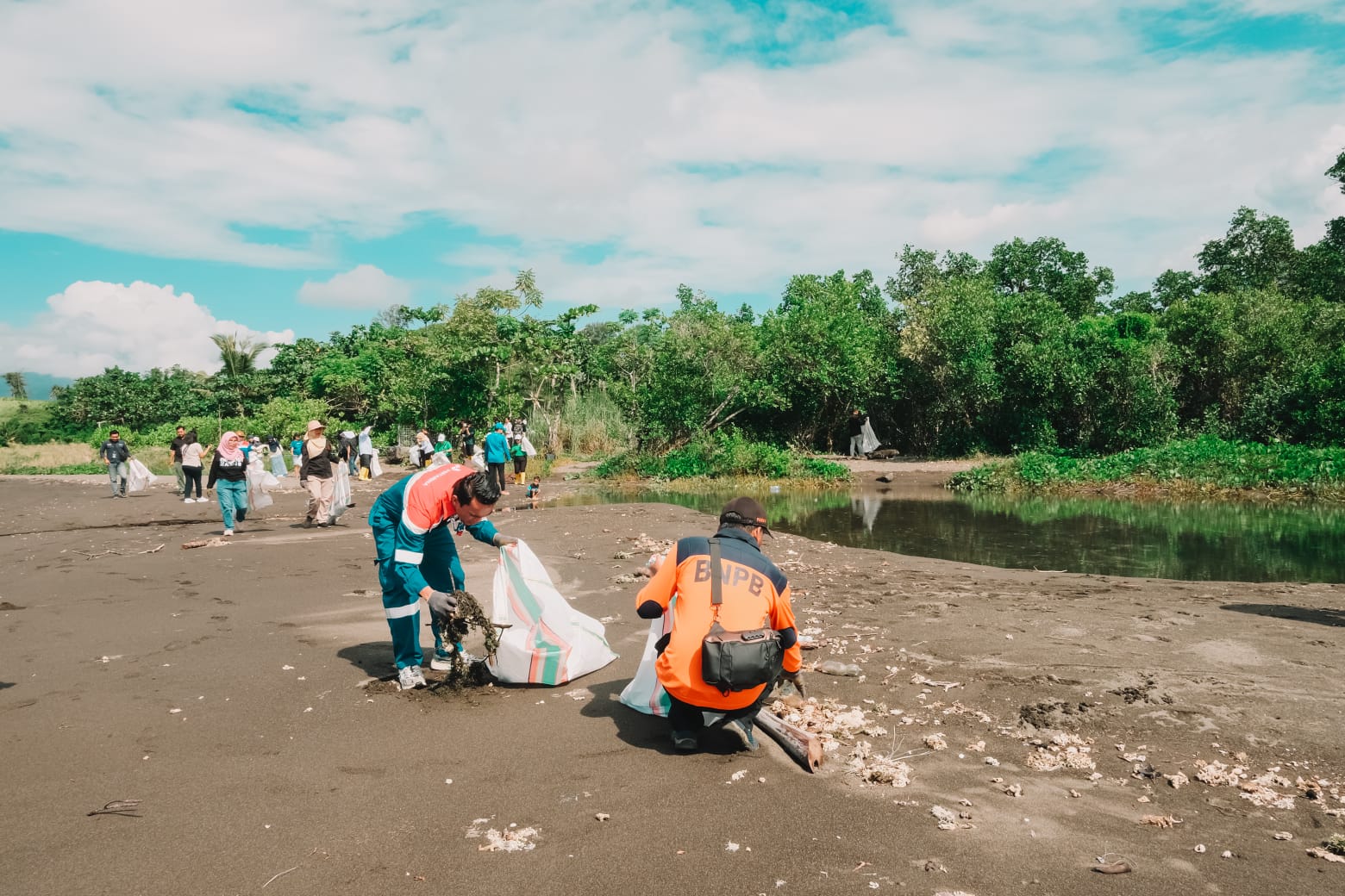 Pertamina Bitung Gelar Aksi Bersih Pantai dan Penanaman Mangrove