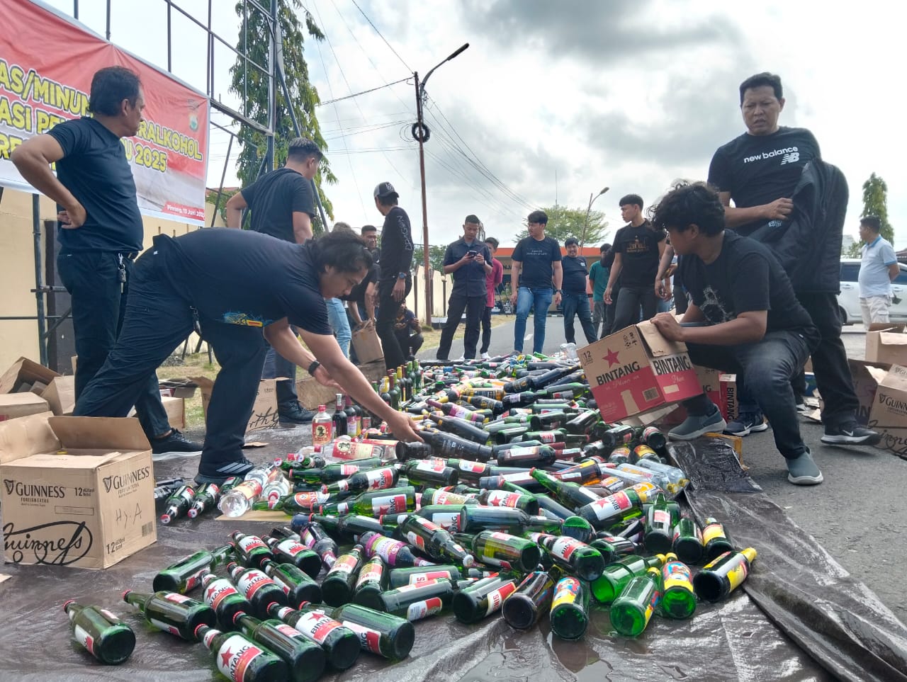 Polres Pinrang Musnahkan Ribuan Botol Miras