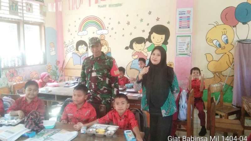Babinsa Koramil 04-1404 Kodim Pinrang Aktif Dampingi MBG di Sekolah