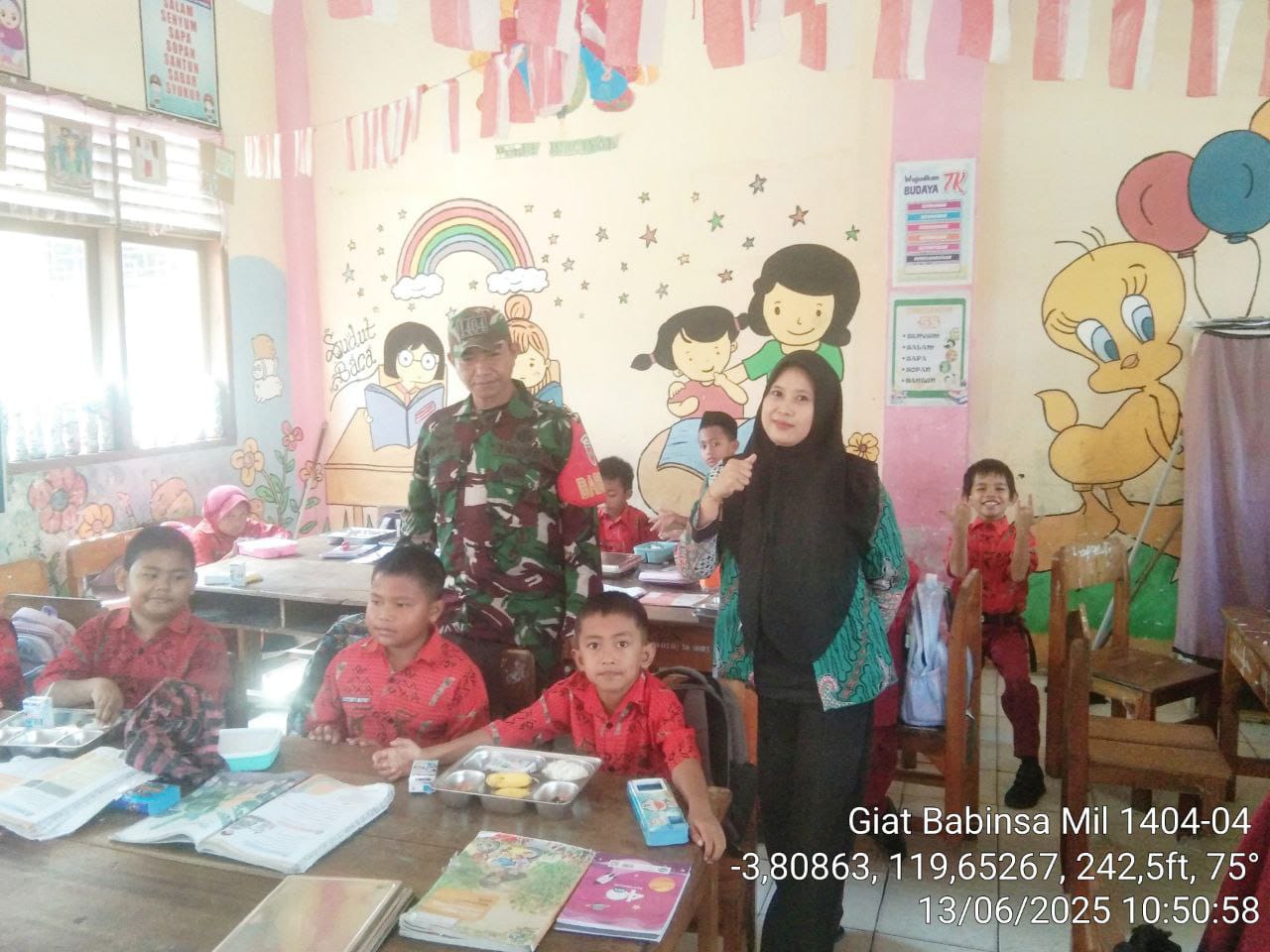 Babinsa Koramil 04-1404 Kodim Pinrang Aktif Dampingi MBG di Sekolah