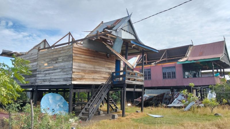 Terjang Kampung Baru Pinrang, Angin Puting Beliung Rusak 10 Rumah Warga