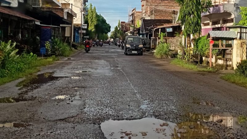 Memprihatinkan, Jalan Pattimura Pinrang Rusak Parah