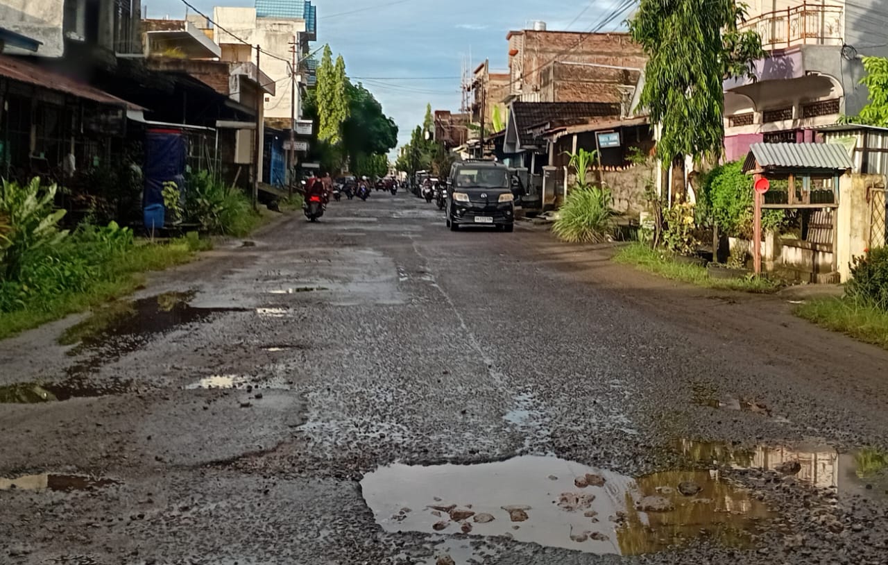 Memprihatinkan, Jalan Pattimura Pinrang Rusak Parah
