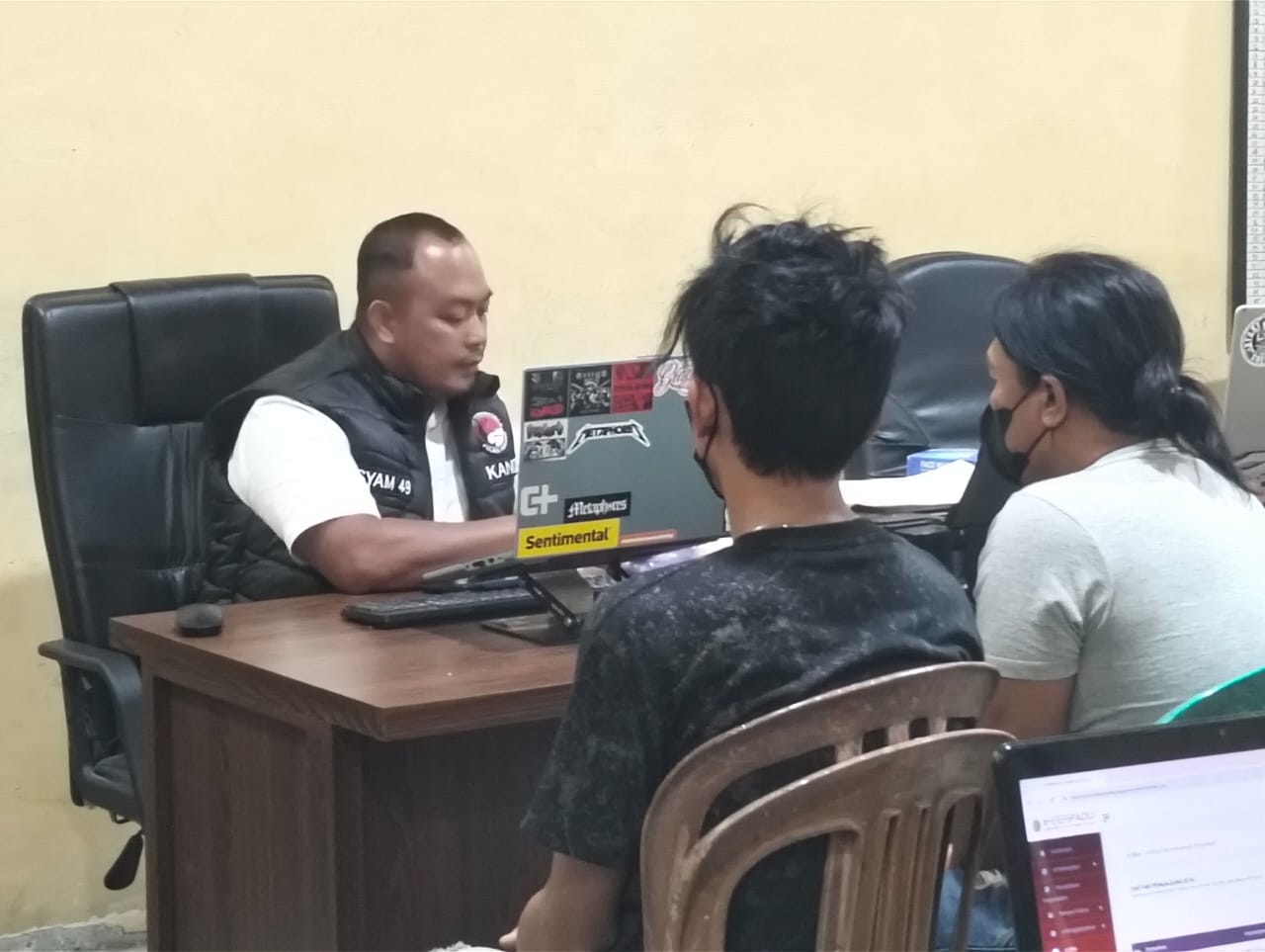 Polisi Temukan Sabu-Sabu 500 Gram Disembunyikan di Bawah Tumpukan Pakaian Bekas