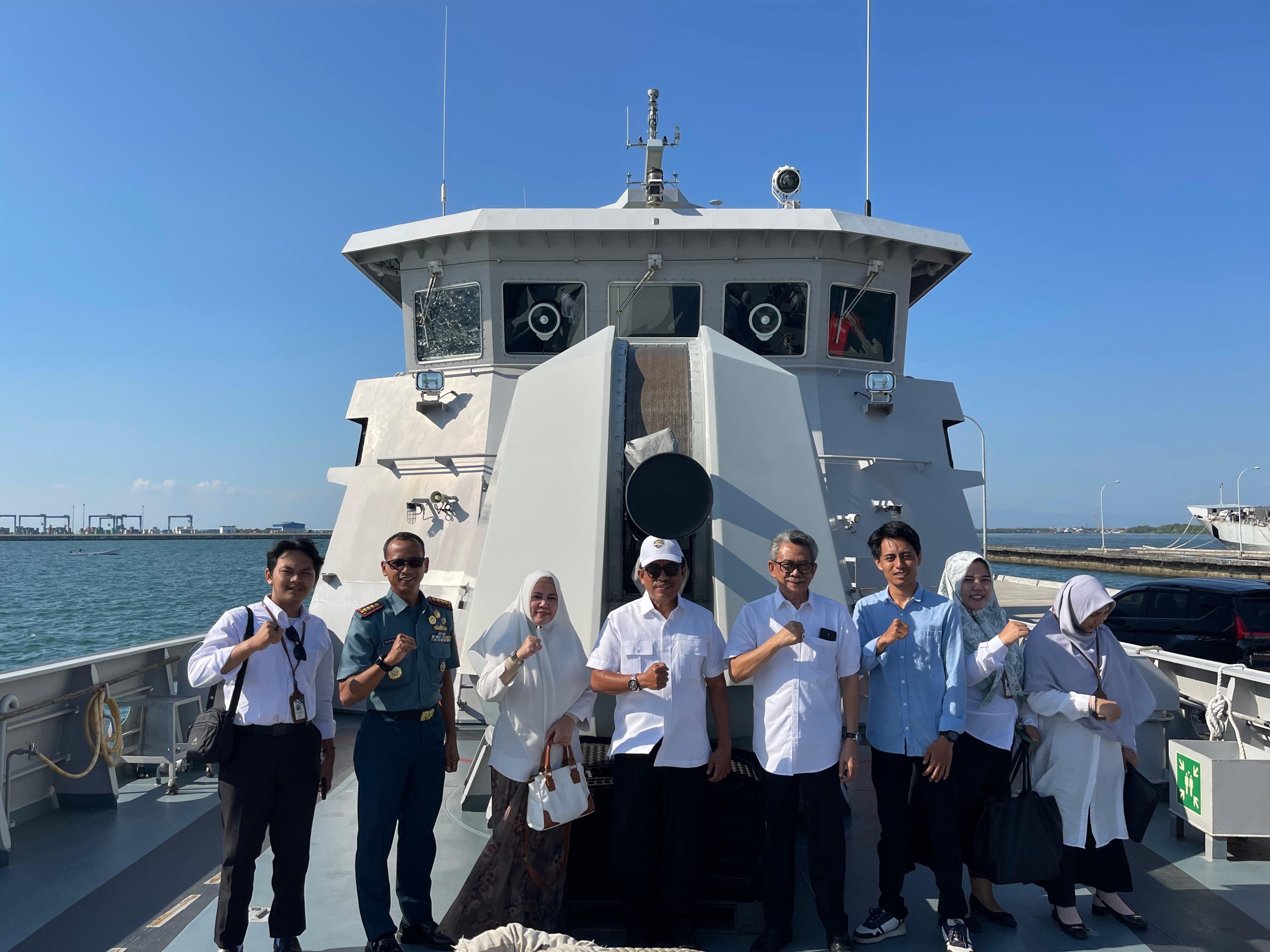 Ketua FBN Sulsel dan jajaran diatas kapal cepat rudal di Mako Lantamal VI Makassar