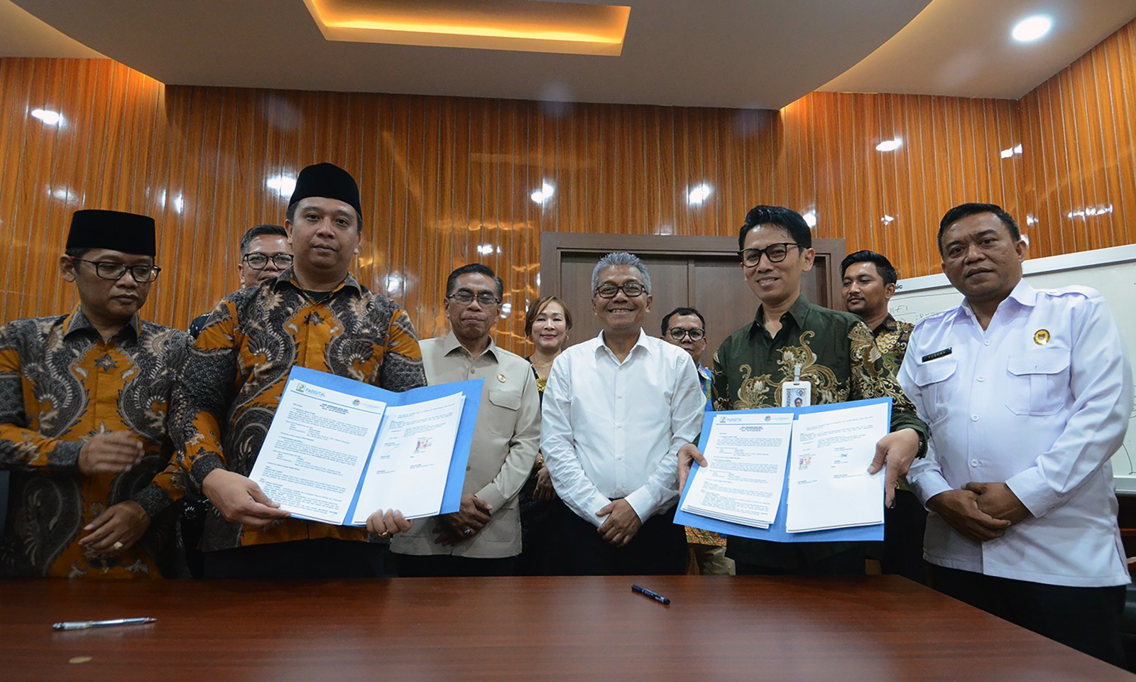 Dirjen Percepatan Pembangunan Daerah Tertinggal, Drs. Samsul Widodo, M.A, (tengah) bersama Ketua FBN DKI Jakarta, Ketua BUMDes dan Direksi Padigital dalam pertemuan penandatanganan kontrak kerjasama, di Jakarta (25/6) lalu. 