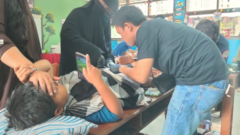 Siswa UPT SDN 12 Pinrang Dikhitan Massal Menggunakan Lem